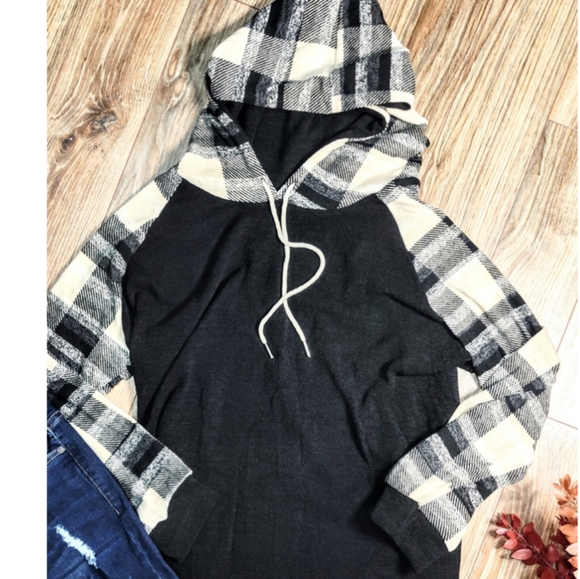 Plaid Hooded Longsleeve - Picture 2 of 2
